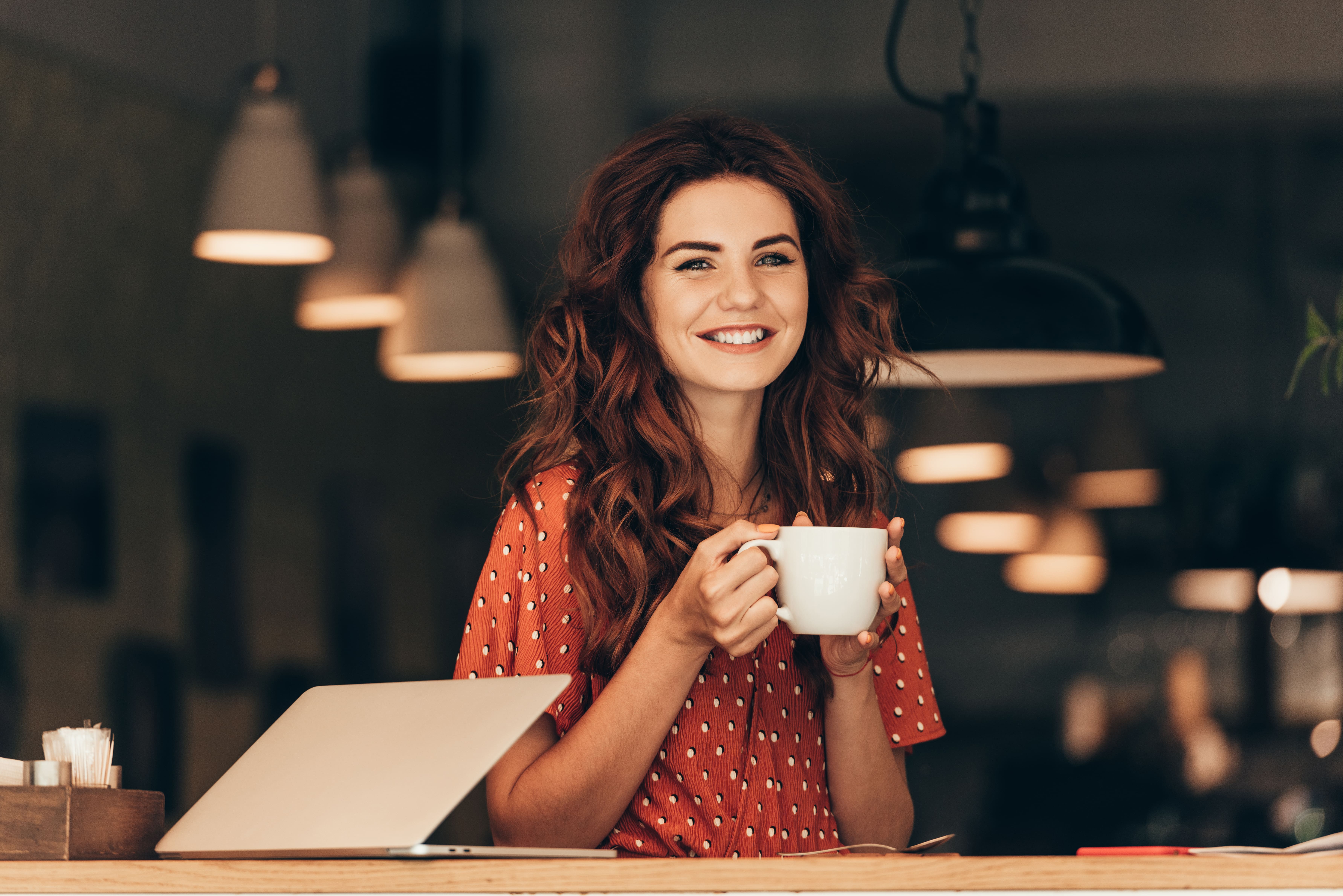 Women cup of coffee. Счастливая девушка в кафе. Девушка в кафе с кофе. Девушка в кафе улыбается. Девушка пьет кофе.